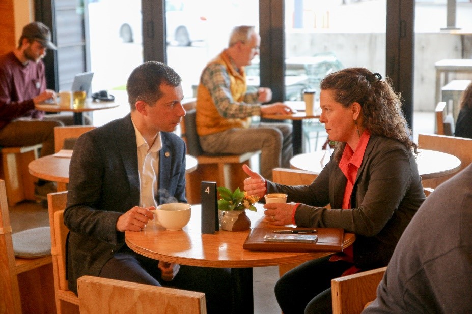 Sec. Buttigieg and Mayor Davis chatting over coffee