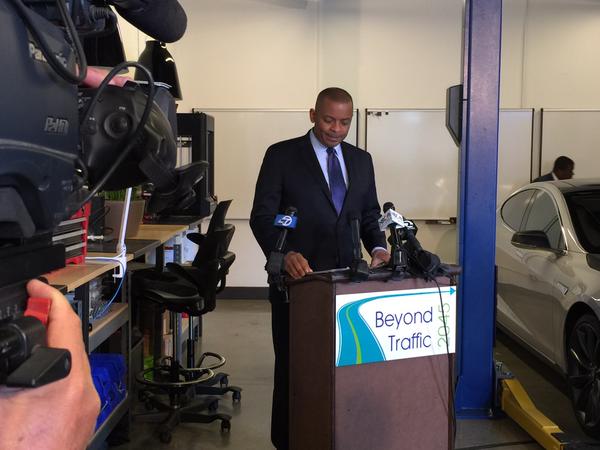 Secretary Foxx at Delphi Automotive, photo by David Louie