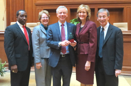 Photo of Deputy Administrator MIddlebrook receiving the EPA award