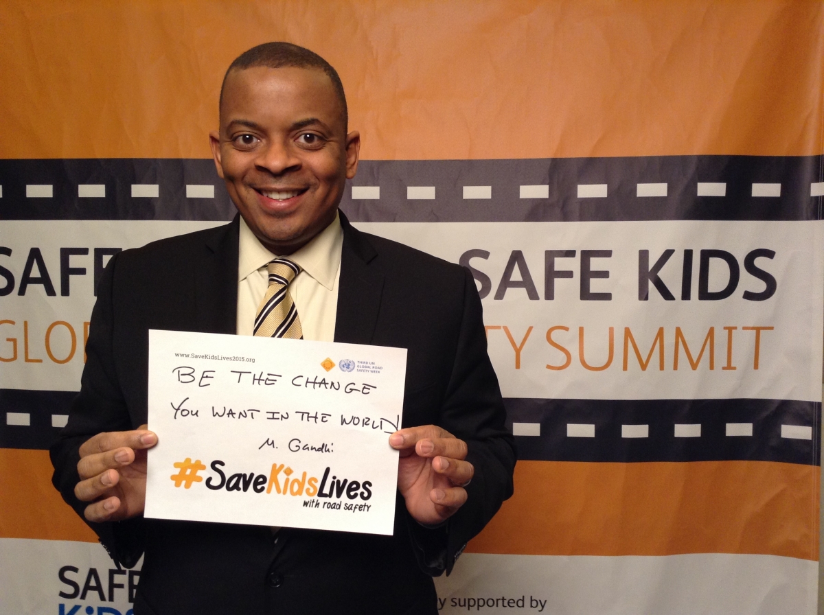 Photo of Secretary Foxx with an idea for improving global road safety