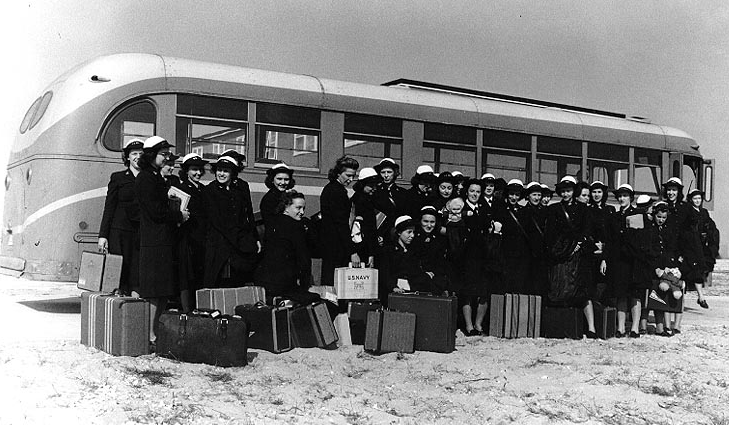 Photo of W.A.V.E.S. debarking a bus at the Naval Air Station in Banana River, Florida, 1944