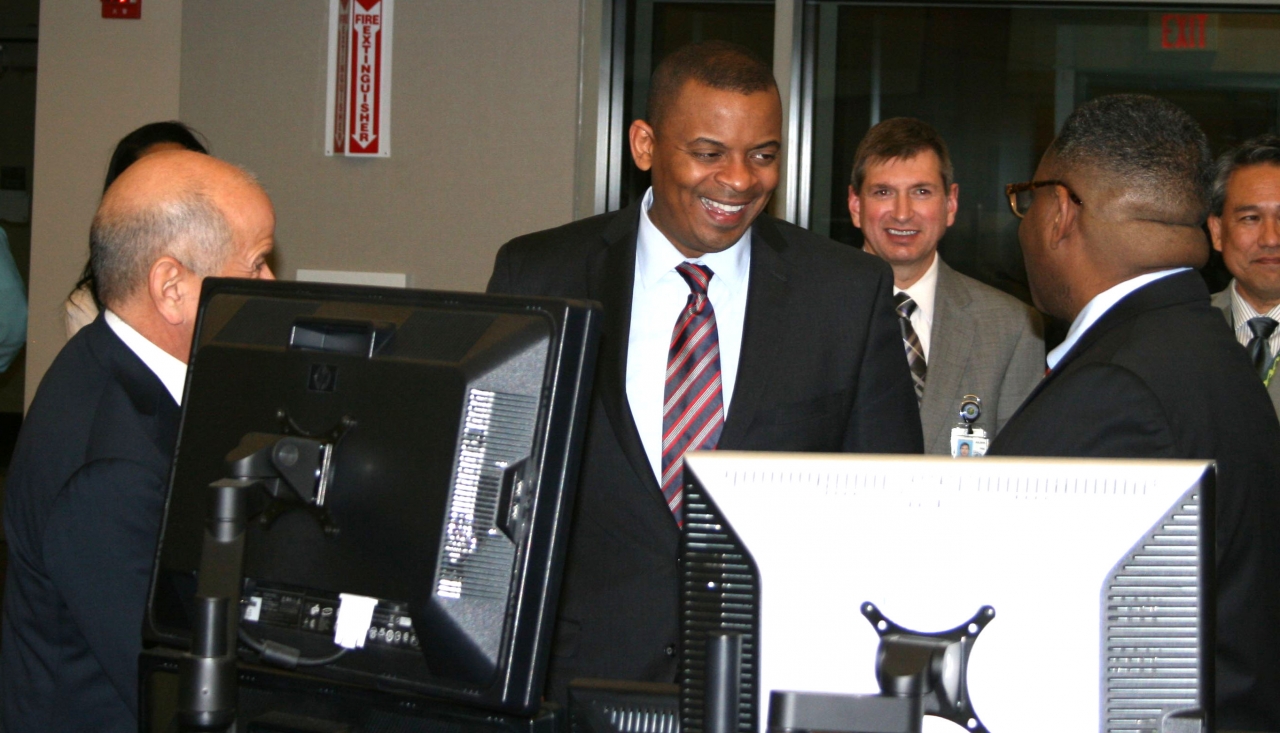 Photo of Secretary Foxx visiting FAA Command Center with Administrator Michael Huerta